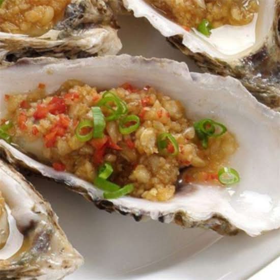有壳生蚝 (蒜蓉) Shell-on Oyster (Garlic)